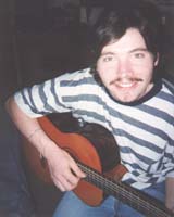 avec sa guitare... cheveux longs !